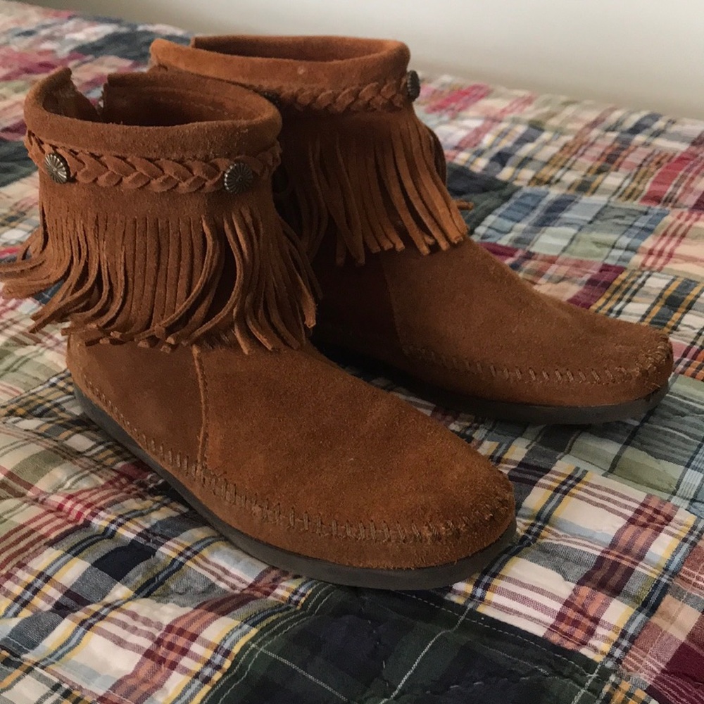 Minnetonka fringe suede bootie size 7